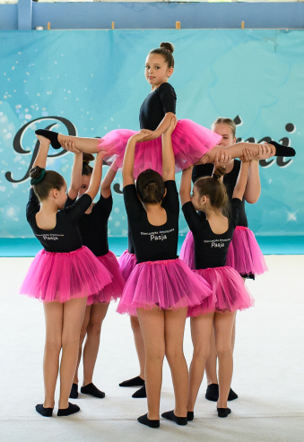 Elementy akrobatyki na zawodach gimnastyki artystycznej