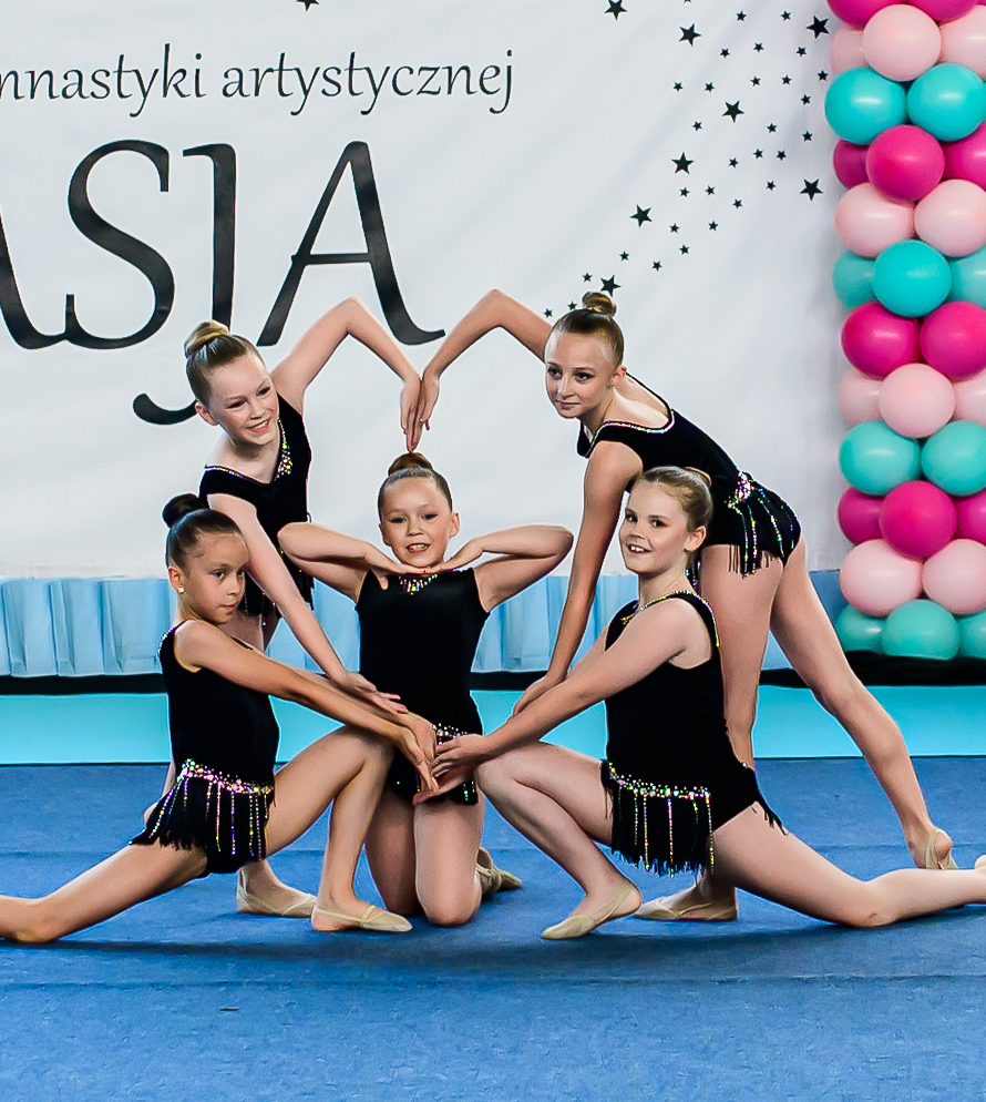 Figura artystyczna w wykonaniu podopiecznych Szkoły Gimnastyki Artystycznej Pasja