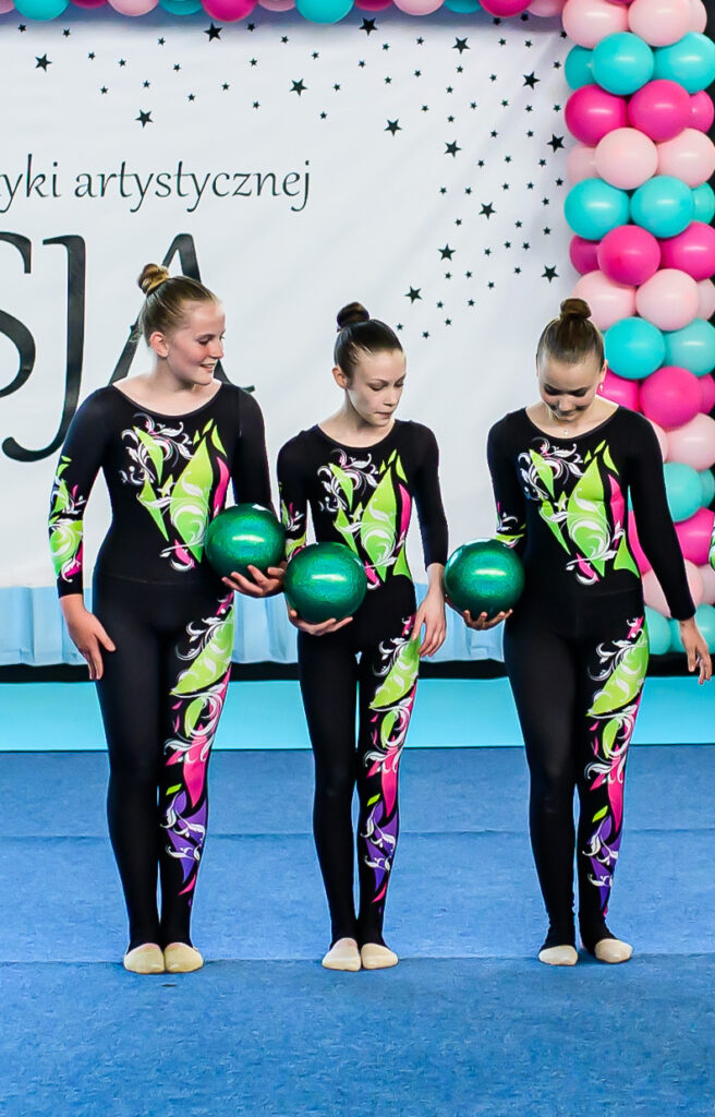 Zawodniczki Szkoły Gimnastyki Artystycznej pasja z przyborami - piłkami gimnastycznymi