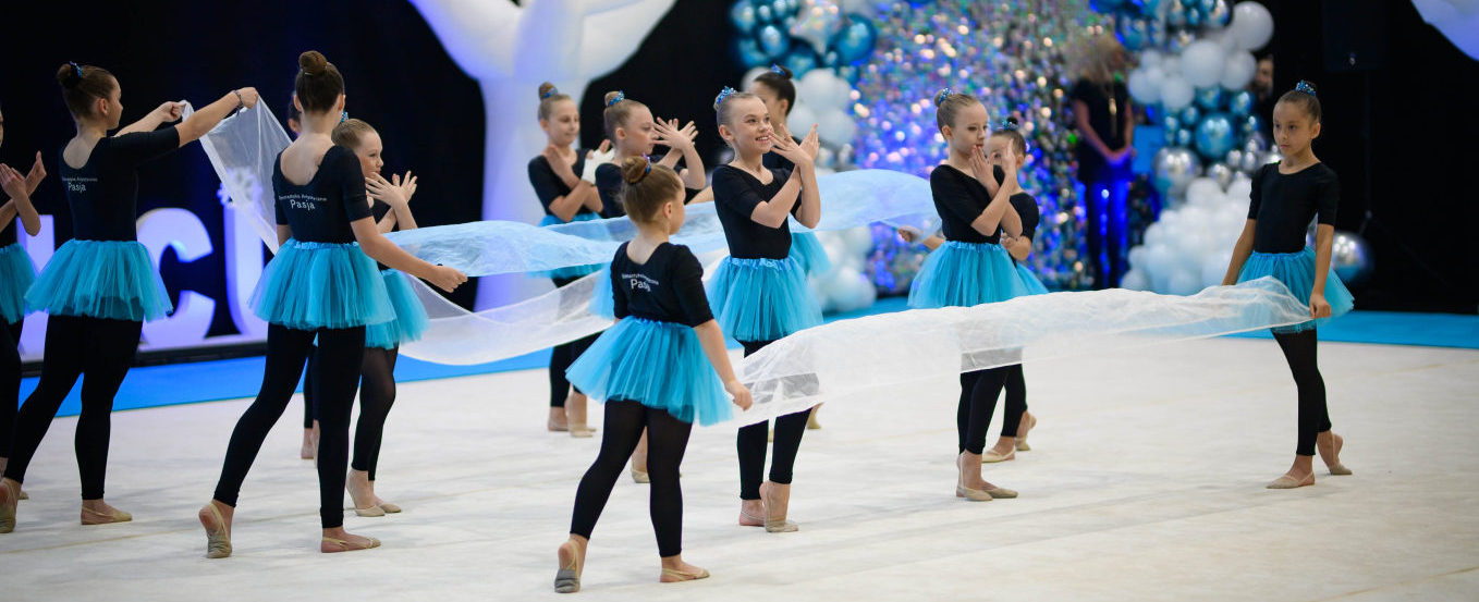 Układ artystyczny w wykonaniu zawodniczek ze Szkoły Gimnastyki Artystycznej Pasja